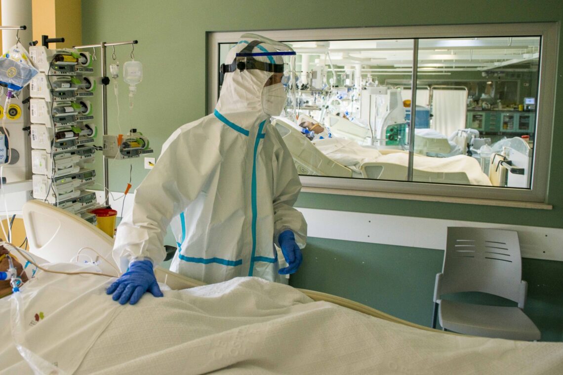 Reportagem na Zona Covid-19 dos cuidados intensivos do HSA