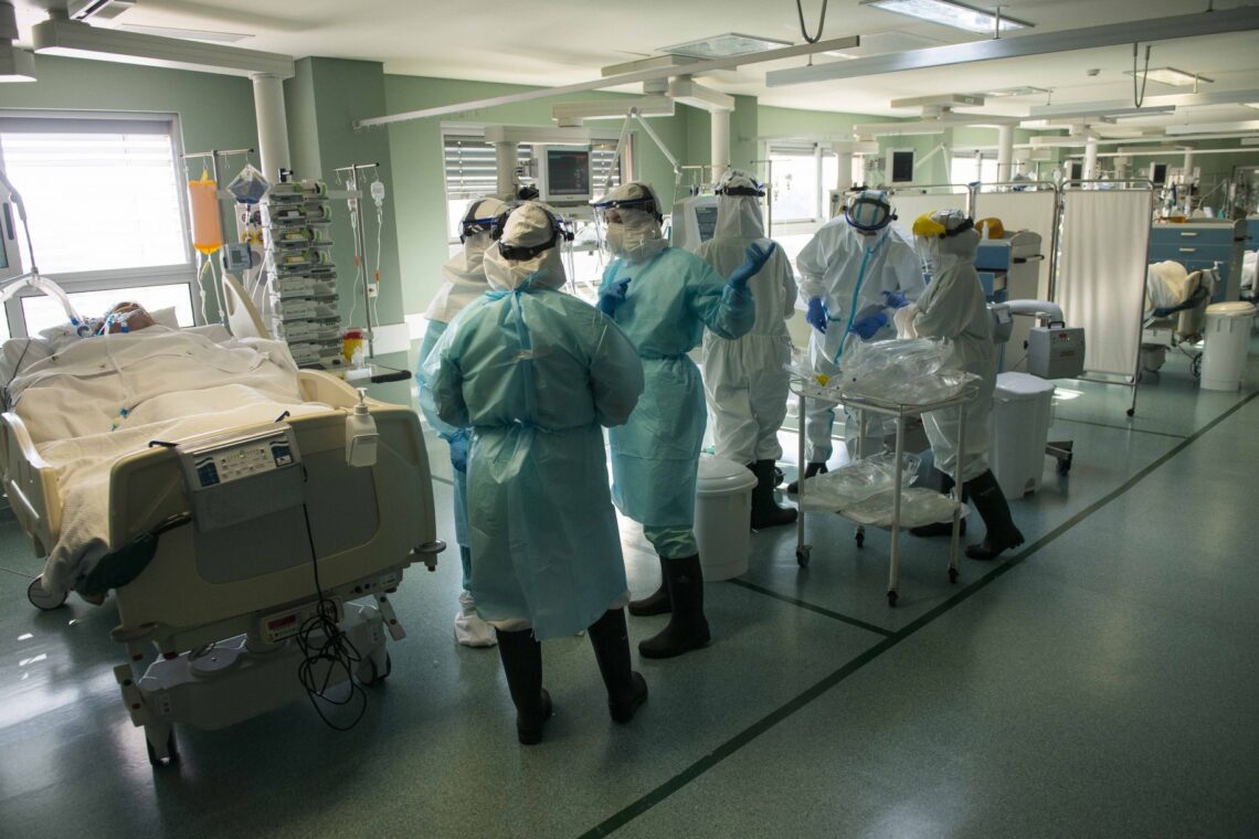 Reportagem na Zona Covid-19 dos cuidados intensivos do HSA