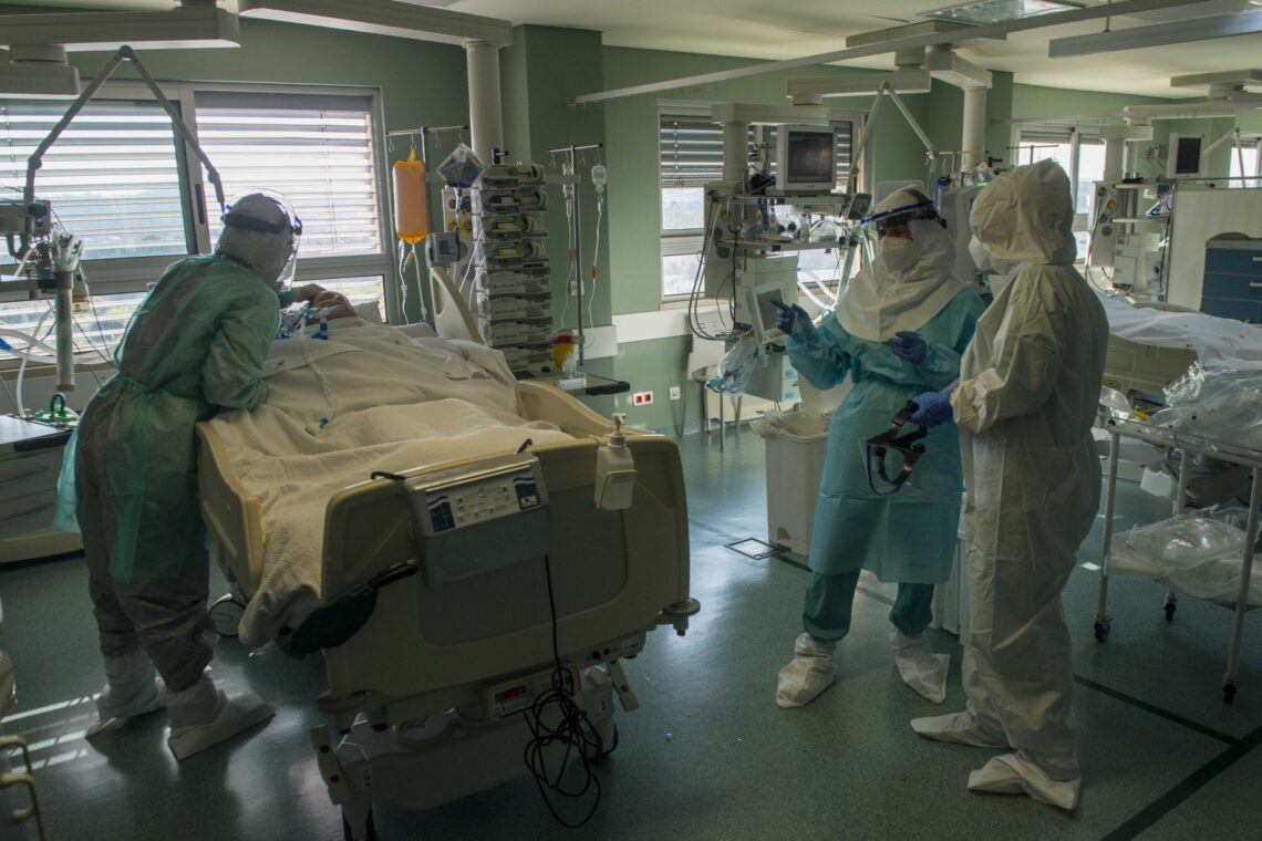 Reportagem na Zona Covid-19 dos cuidados intensivos do HSA
