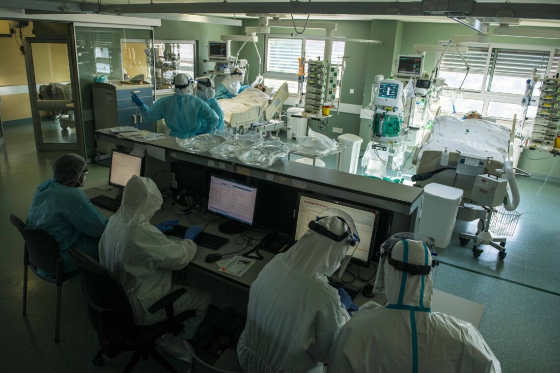 Reportagem na Zona Covid-19 dos cuidados intensivos do HSA