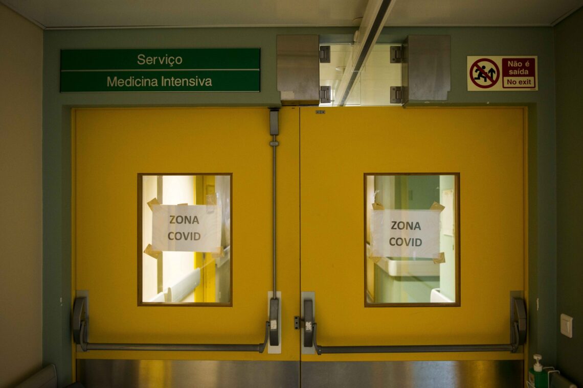 Reportagem na Zona Covid-19 dos cuidados intensivos do HSA