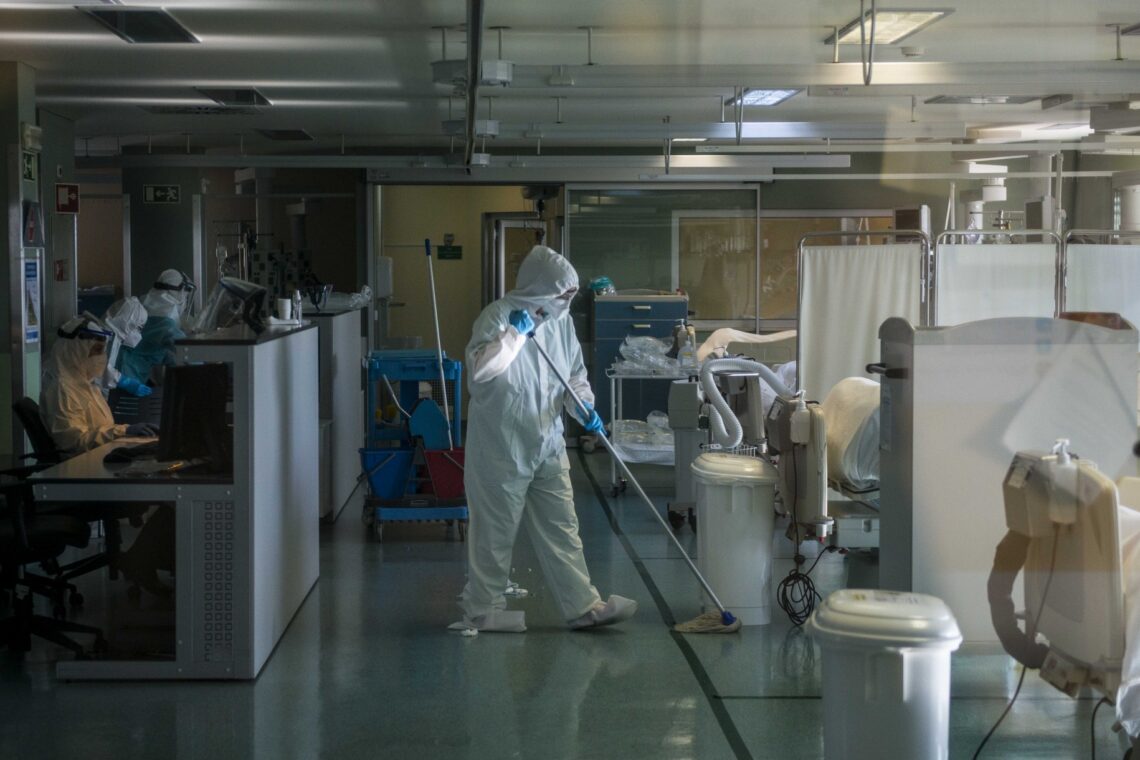 Reportagem na Zona Covid-19 dos cuidados intensivos do HSA