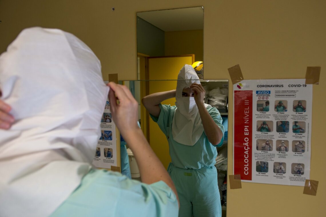 Reportagem na Zona Covid-19 dos cuidados intensivos do HSA