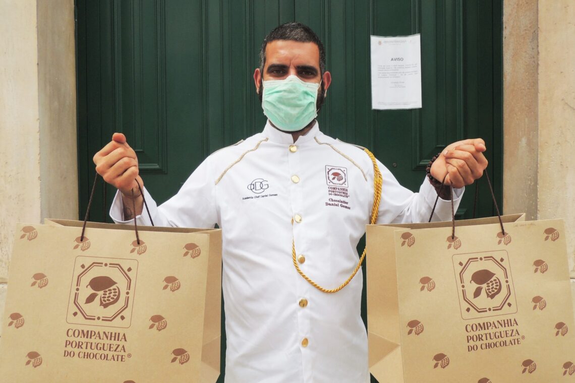 Daniel Gomes ofereceu chocolates aos meninos do internato masculino e meninas do lar de Santa Isabel