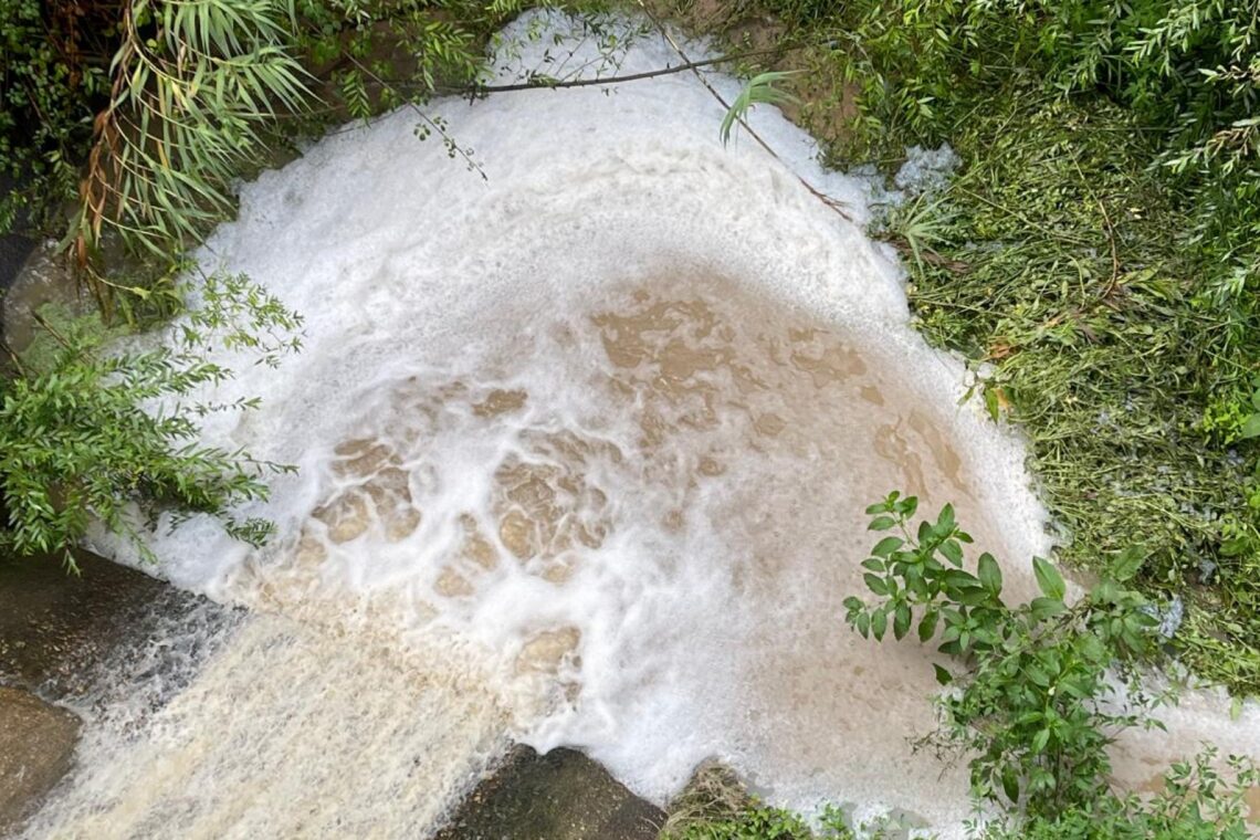 Comissão denuncia nova descarga na ribeira dos Milagres em madrugada de chuva