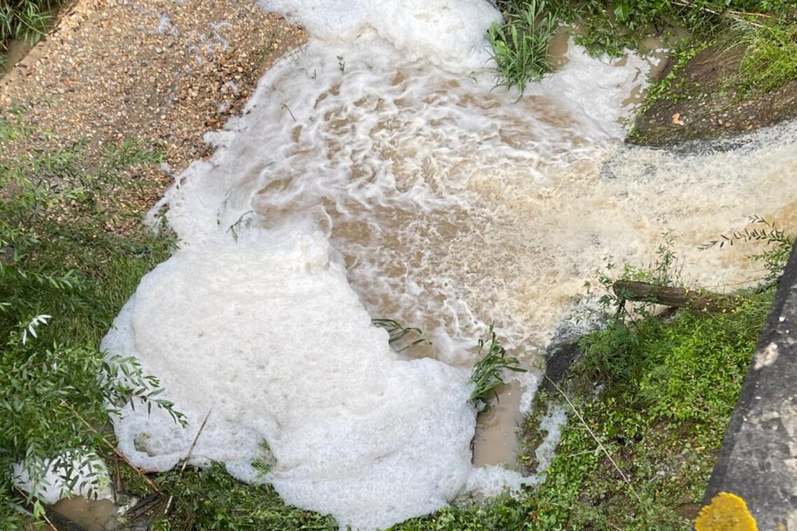 Comissão denuncia nova descarga na ribeira dos Milagres em madrugada de chuva