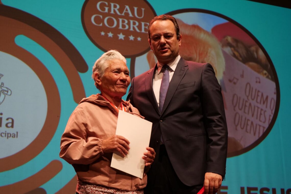 Leiria distinguiu hoje várias instituições, personalidades e empresas, entre as quais Maria de Jesus ('senhora das castanhas') e a Livraria Arquivo