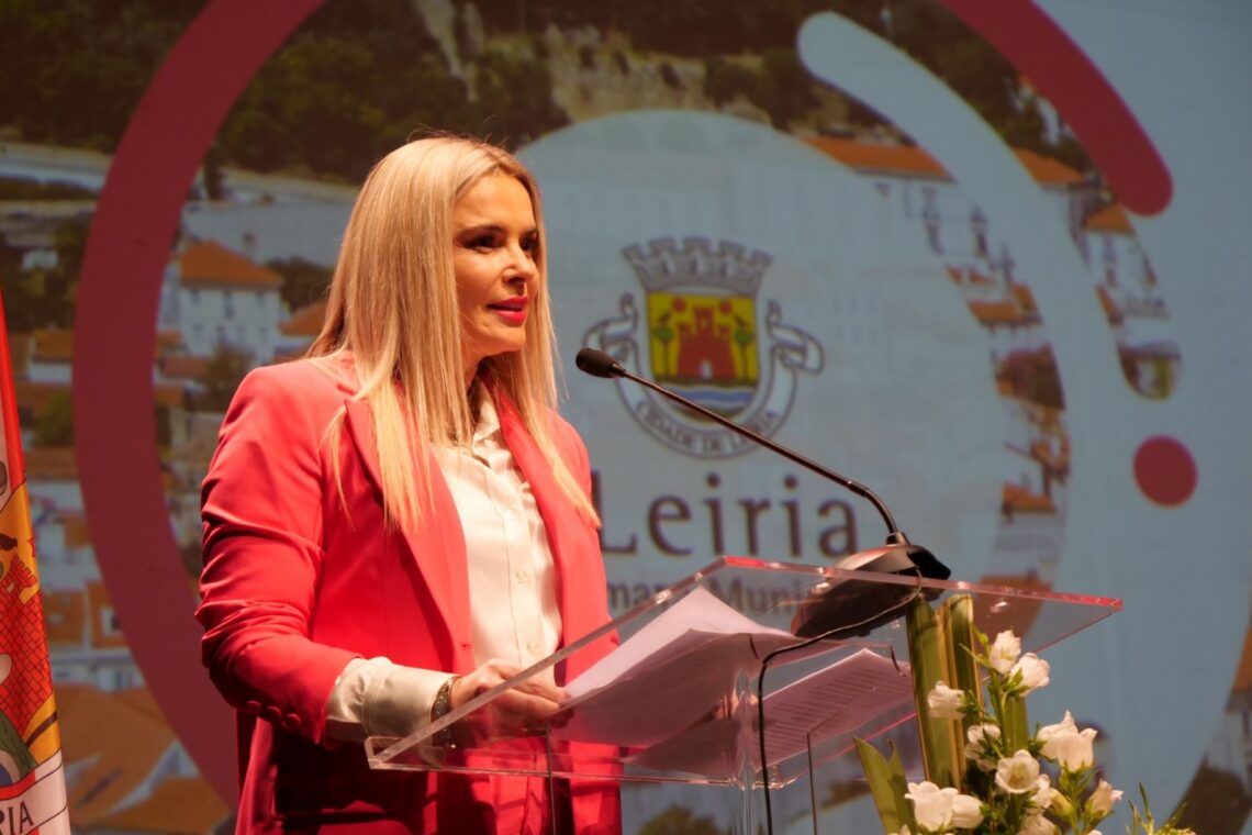 Leiria distinguiu hoje várias instituições, personalidades e empresas, entre as quais Maria de Jesus ('senhora das castanhas') e a Livraria Arquivo