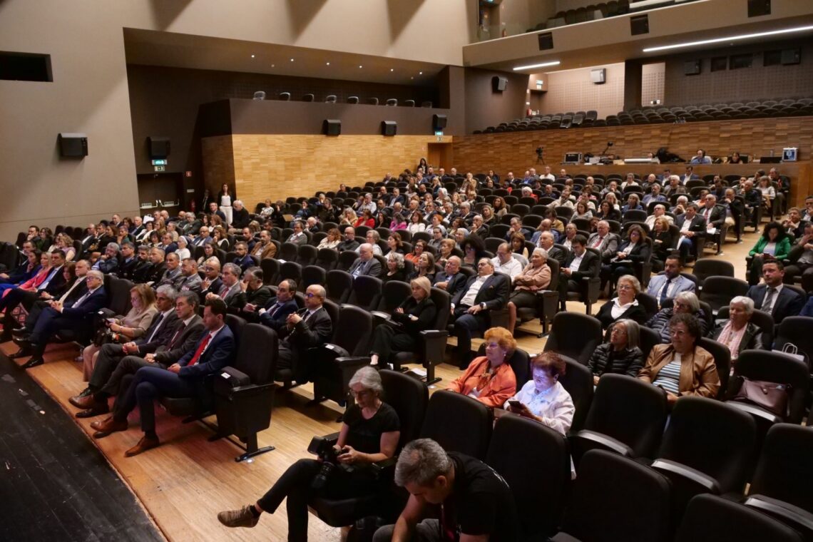 Leiria distinguiu hoje várias instituições, personalidades e empresas, entre as quais Maria de Jesus ('senhora das castanhas') e a Livraria Arquivo