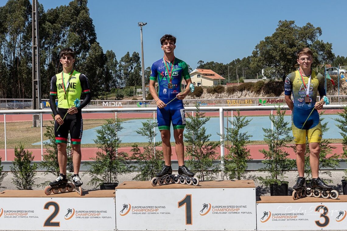 António Piteira (ao centro) e Diogo Silveira (esquerda) no pódio da prova de 100 metros do escalão de juniores