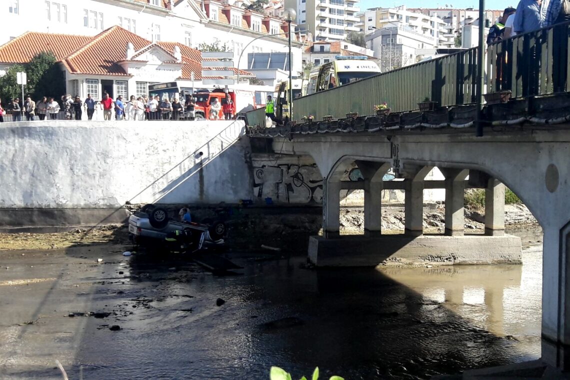 Dois idosos despistam-se e caem ao rio