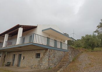 Edifício de apoio à estrada  romana de Alqueidão da Serra não se encontra registado