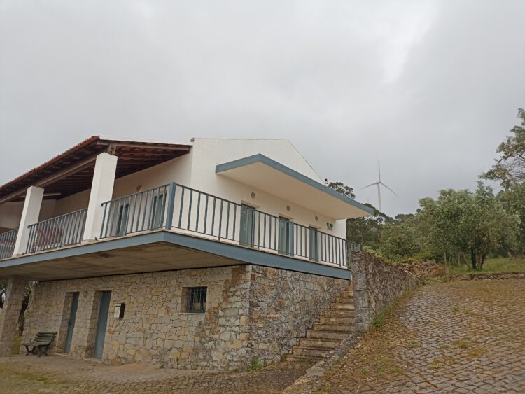 Edifício de apoio à estrada  romana de Alqueidão da Serra não se encontra registado