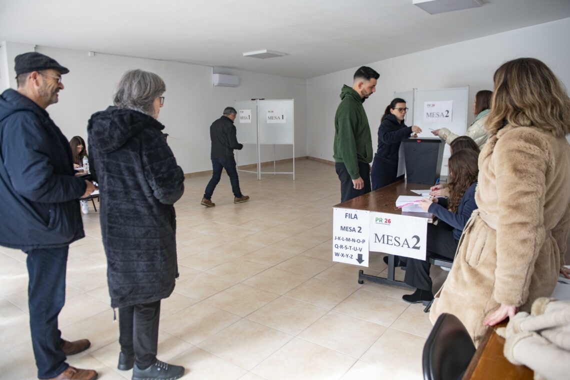 Votação foi reaberta ainda sem a sala ter a luz ligada