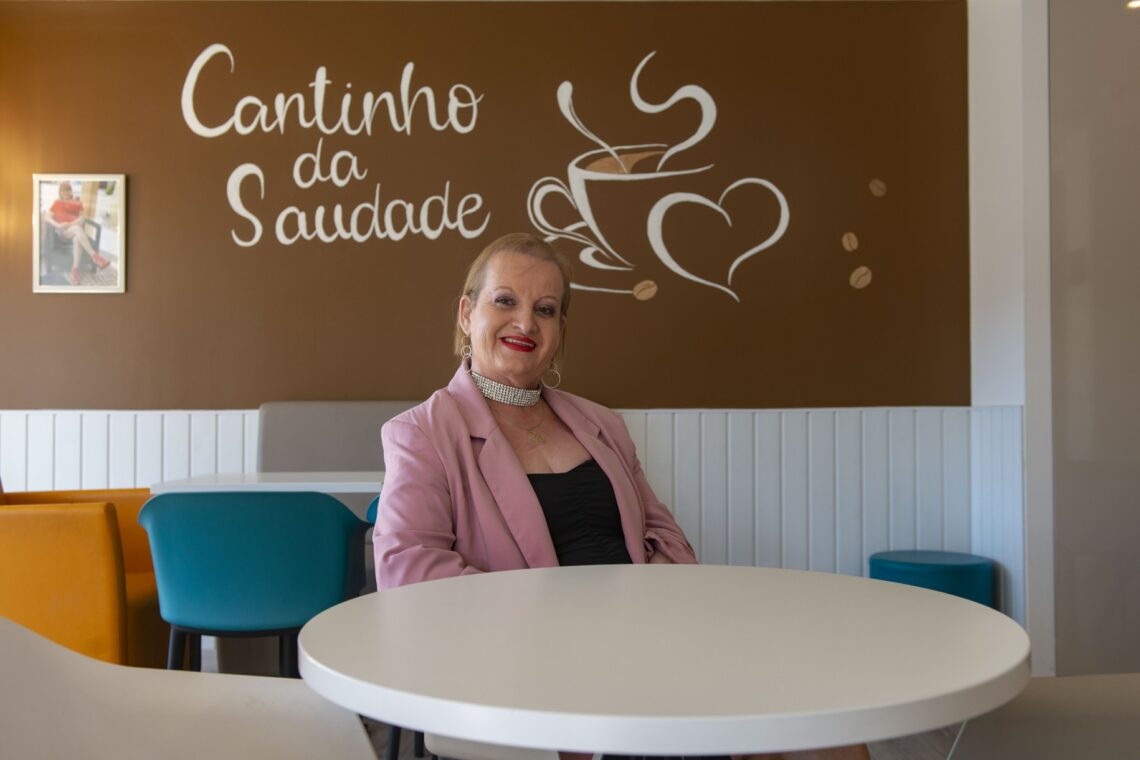 Depois de 37 anos em França, Celeste Gameiro abriu um café e creparia na Caranguejeira, Leiria