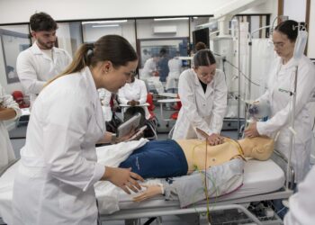 Os alunos do 4.º ano da licenciatura de Enfermagem empenharam-se em ‘salvar’ um ‘doente’ em paragem cardiorrespiratória