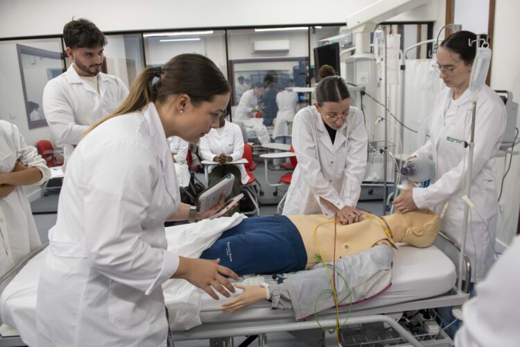 Os alunos do 4.º ano da licenciatura de Enfermagem empenharam-se em ‘salvar’ um ‘doente’ em paragem cardiorrespiratória