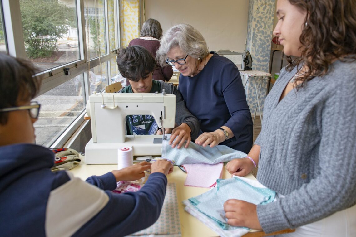 Alunos da Caranguejeira fazem vestidos para meninas carenciadas