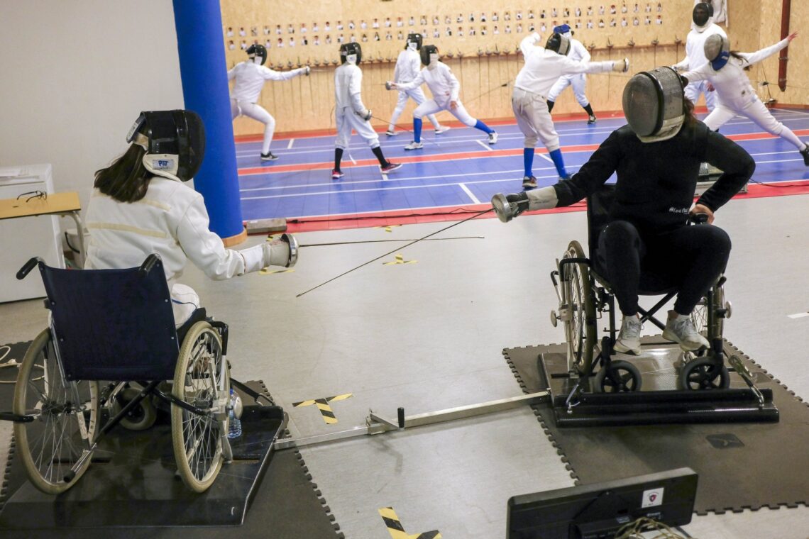 Sara é a única atleta de esgrima adaptada