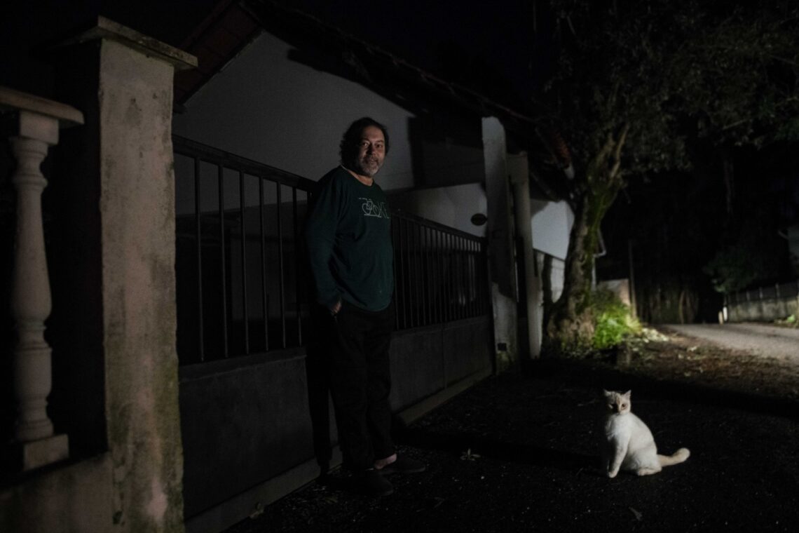 Isidro Rosário lamentava o facto de ter de passar mais uma noite com frio dentro de casa