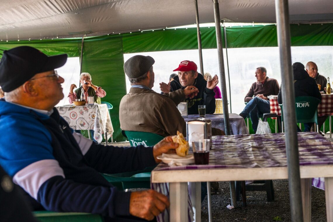 Nem só de roupa vive a feira. Entre animais vivos, frutas e legumes, há também venda de lenha e até comes e bebes