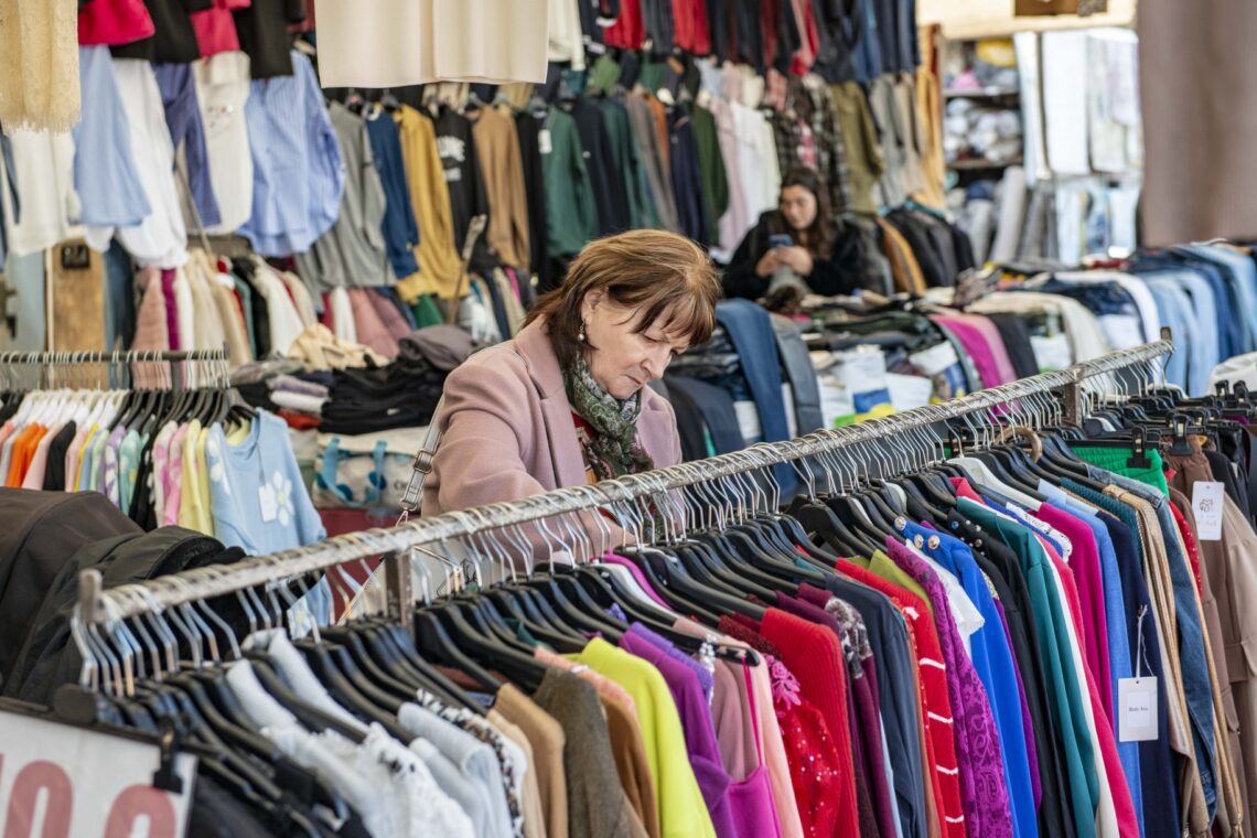 Nem só de roupa vive a feira. Entre animais vivos, frutas e legumes, há também venda de lenha e até comes e bebes