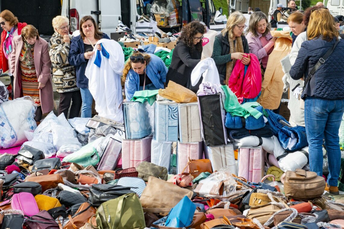 Nem só de roupa vive a feira. Entre animais vivos, frutas e legumes, há também venda de lenha e até comes e bebes