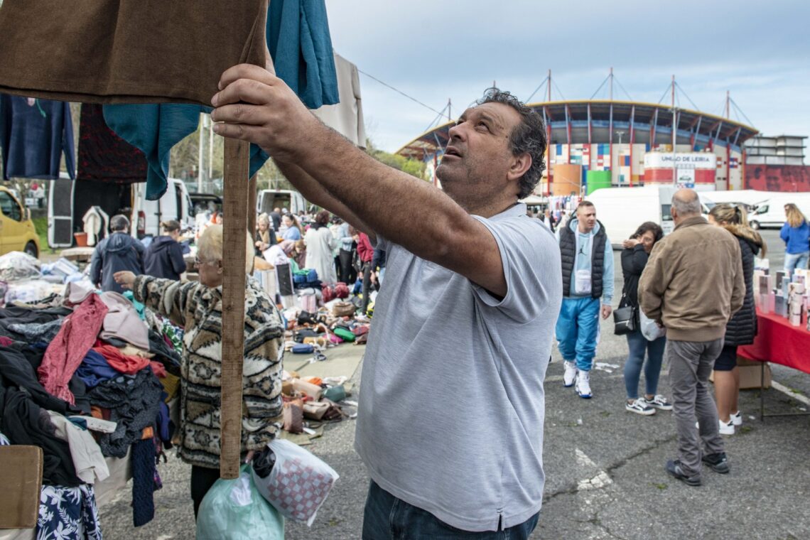 Nem só de roupa vive a feira. Entre animais vivos, frutas e legumes, há também venda de lenha e até comes e bebes