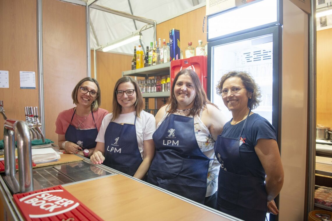 Voluntários vestem a camisola numa festa sem “doutores” e “engenheiros”
