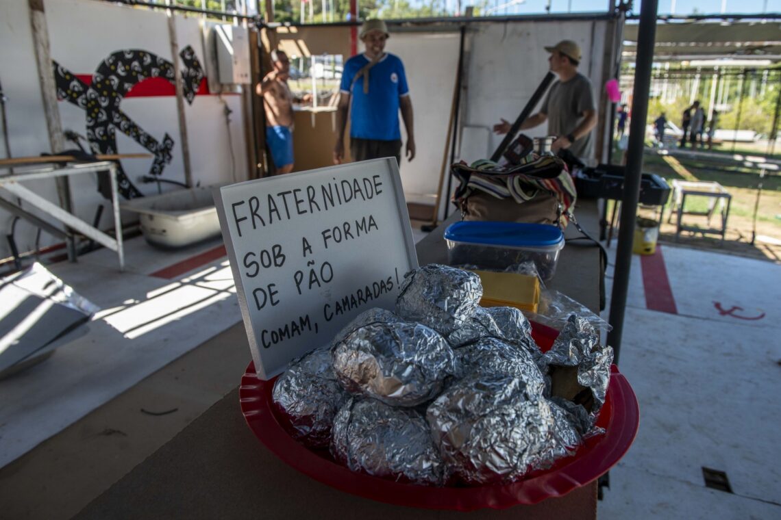 Montagem da Festa do Avante é feita por centenas de voluntários de todo o País