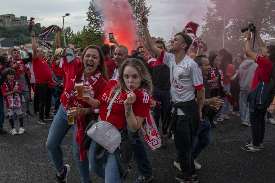 Adeptos do Benfica celebram conquista do título em Leiria (Fotogaleria)