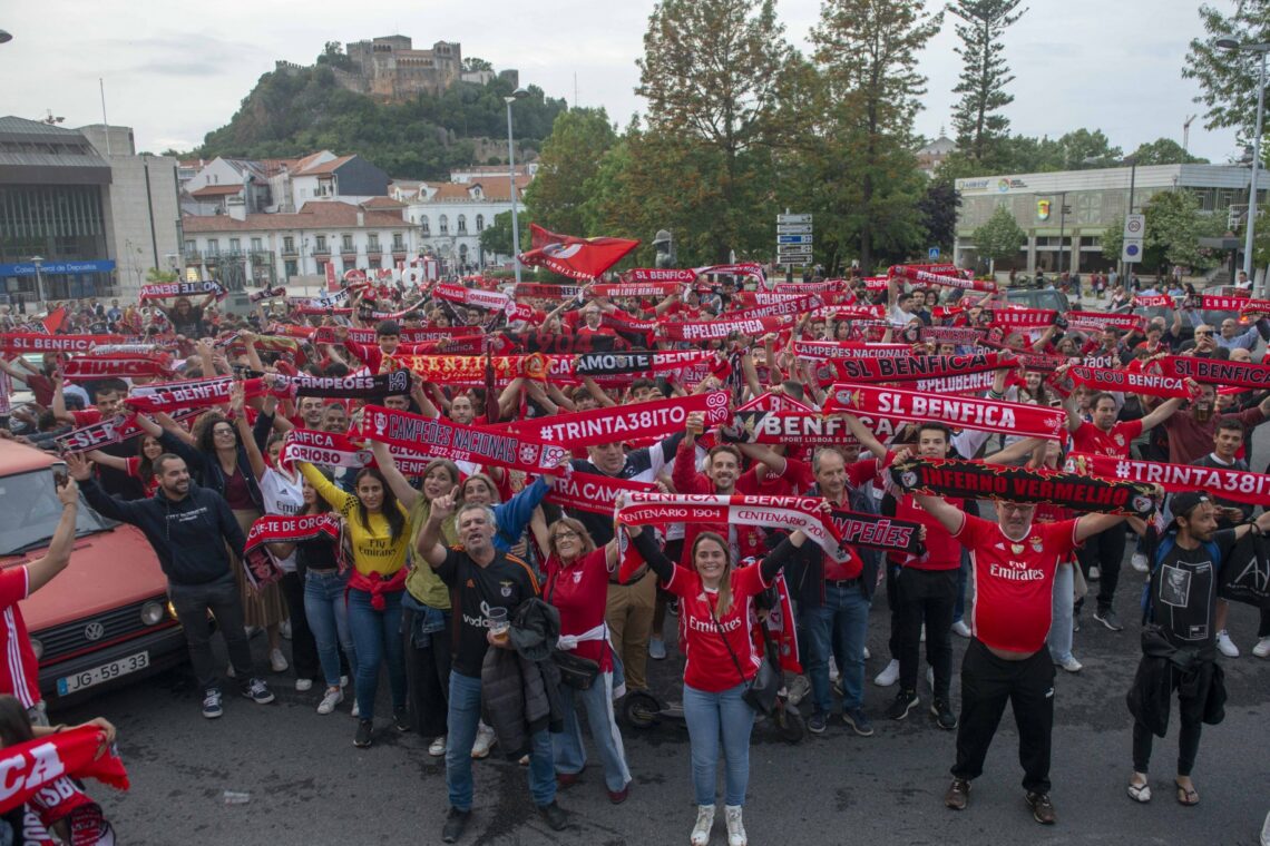 Adeptos do Benfica celebram conquista do título em Leiria (Fotogaleria)