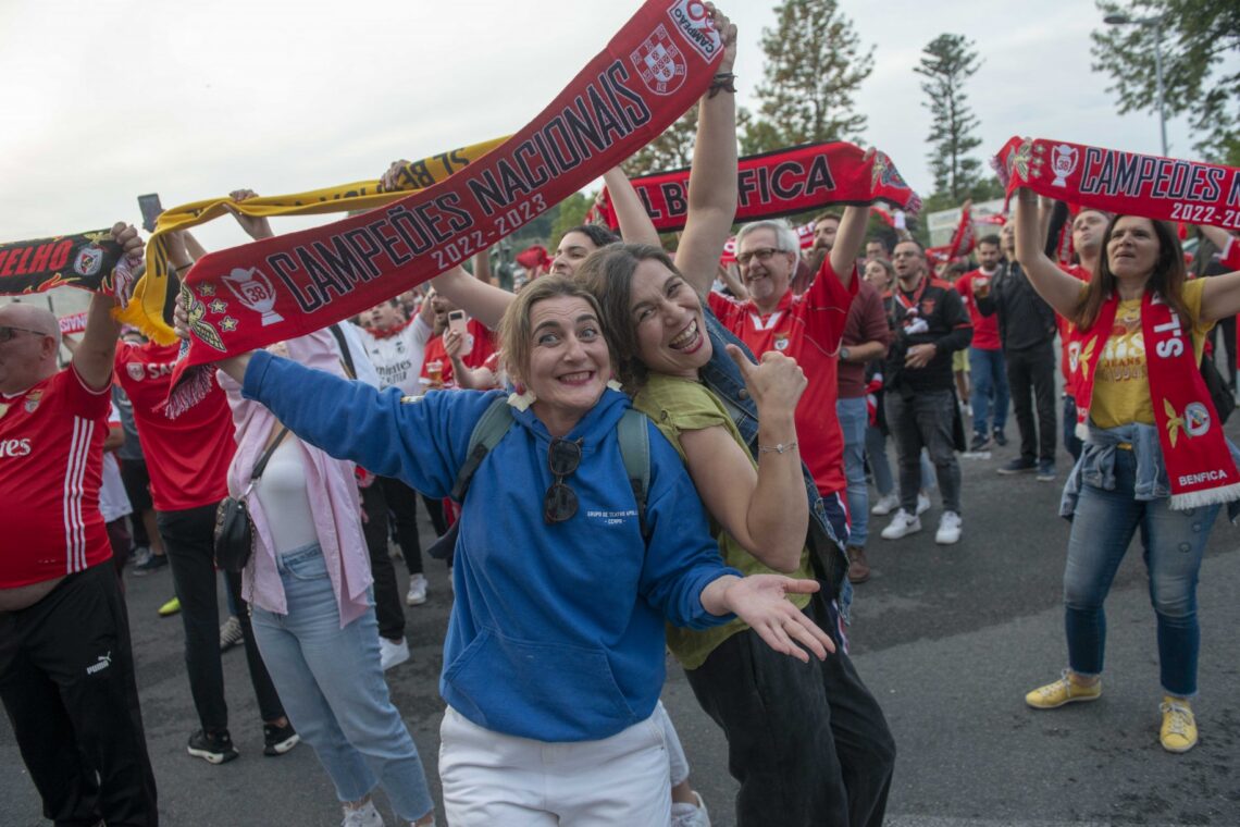 Adeptos do Benfica celebram conquista do título em Leiria (Fotogaleria)