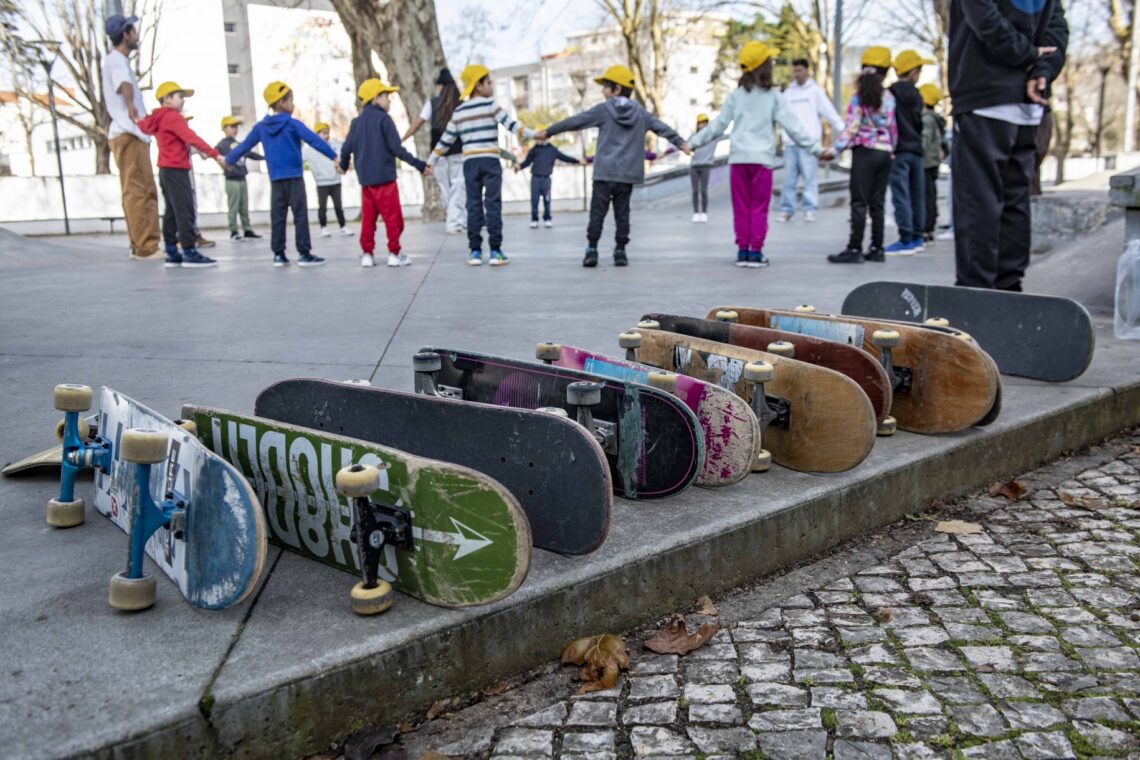 Dezenas de crianças aprenderam as regras básicas do skate e colocaram-nas em prática no Parque do Avião