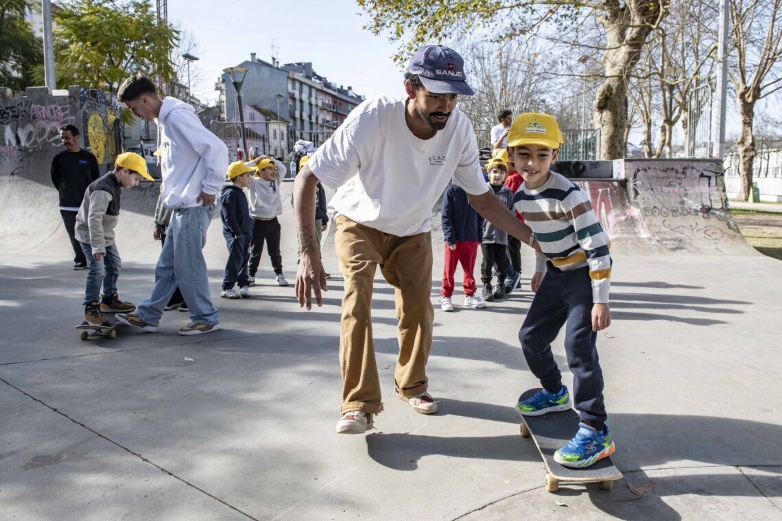 Dezenas de crianças aprenderam as regras básicas do skate e colocaram-nas em prática no Parque do Avião