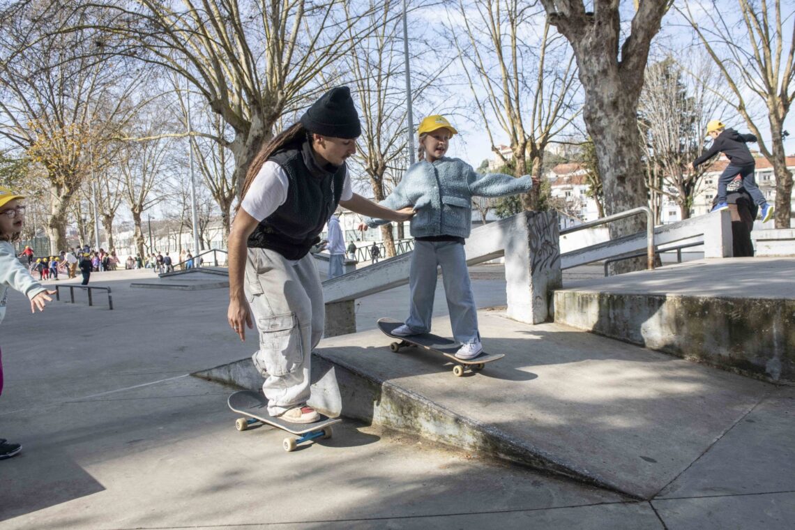 Dezenas de crianças aprenderam as regras básicas do skate e colocaram-nas em prática no Parque do Avião