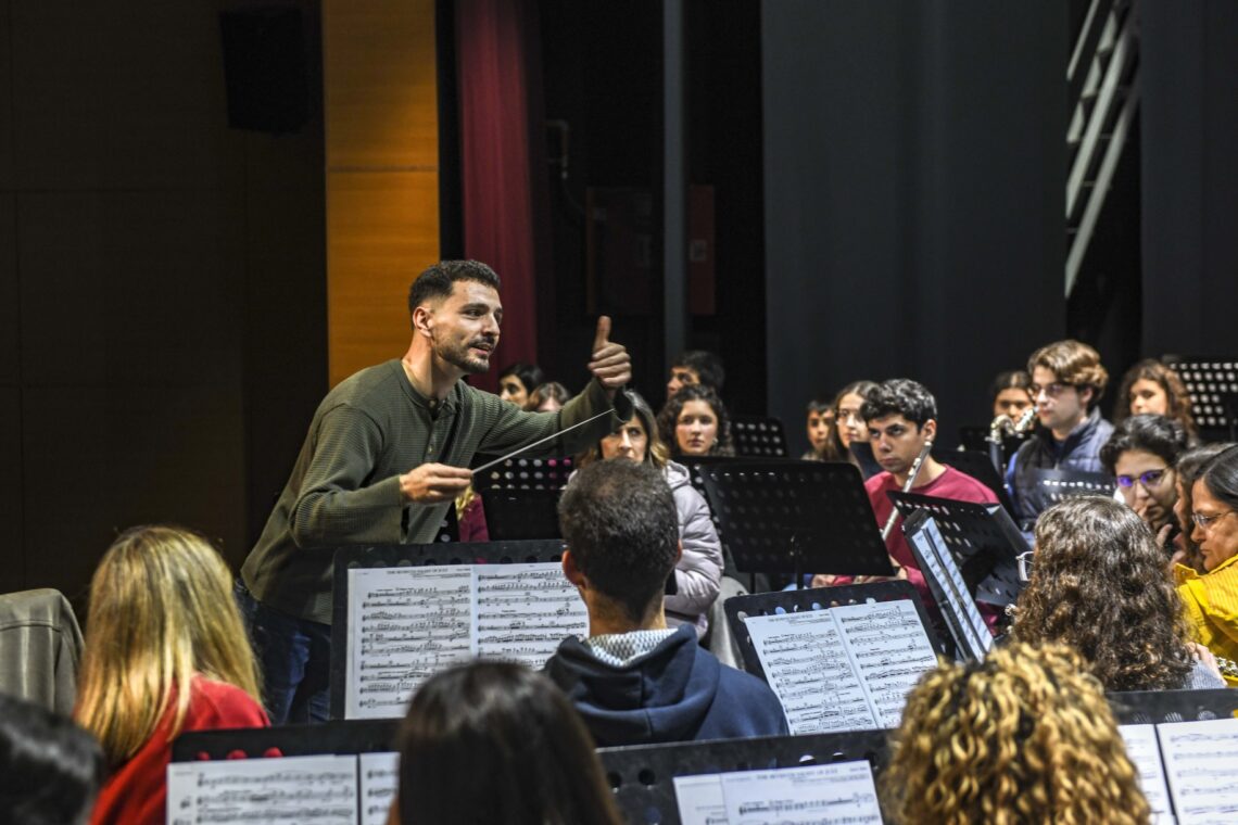 Dirigida pelo maestro Pedro Henriques, conta com 47 músicos, entre os dez e os 70 anos