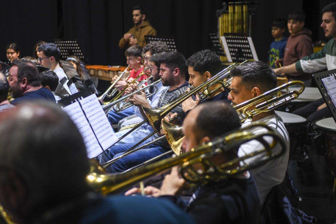 Dirigida pelo maestro Pedro Henriques, conta com 47 músicos, entre os dez e os 70 anos