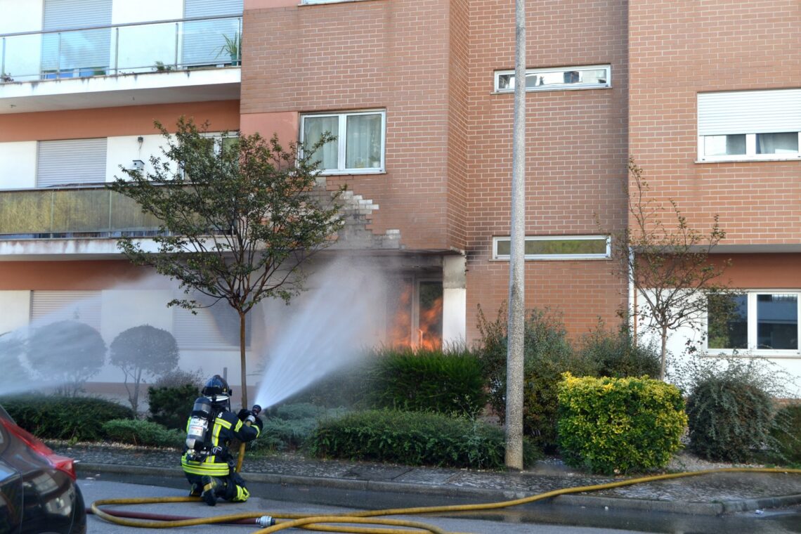 Incêndio provocado por fuga de gás em Leiria fez um ferido grave