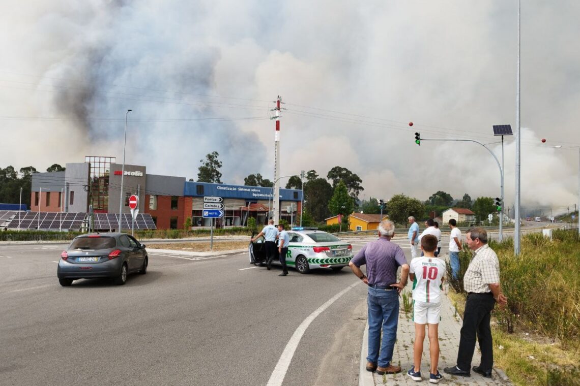Incêndio cortou o IC2 e a A1 na freguesia da Boa Vista
