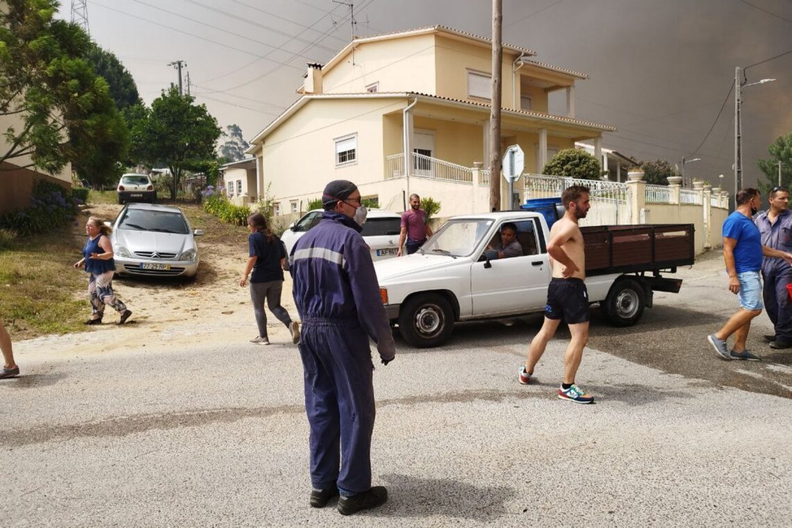 Incêndio cortou o IC2 e a A1 na freguesia da Boa Vista