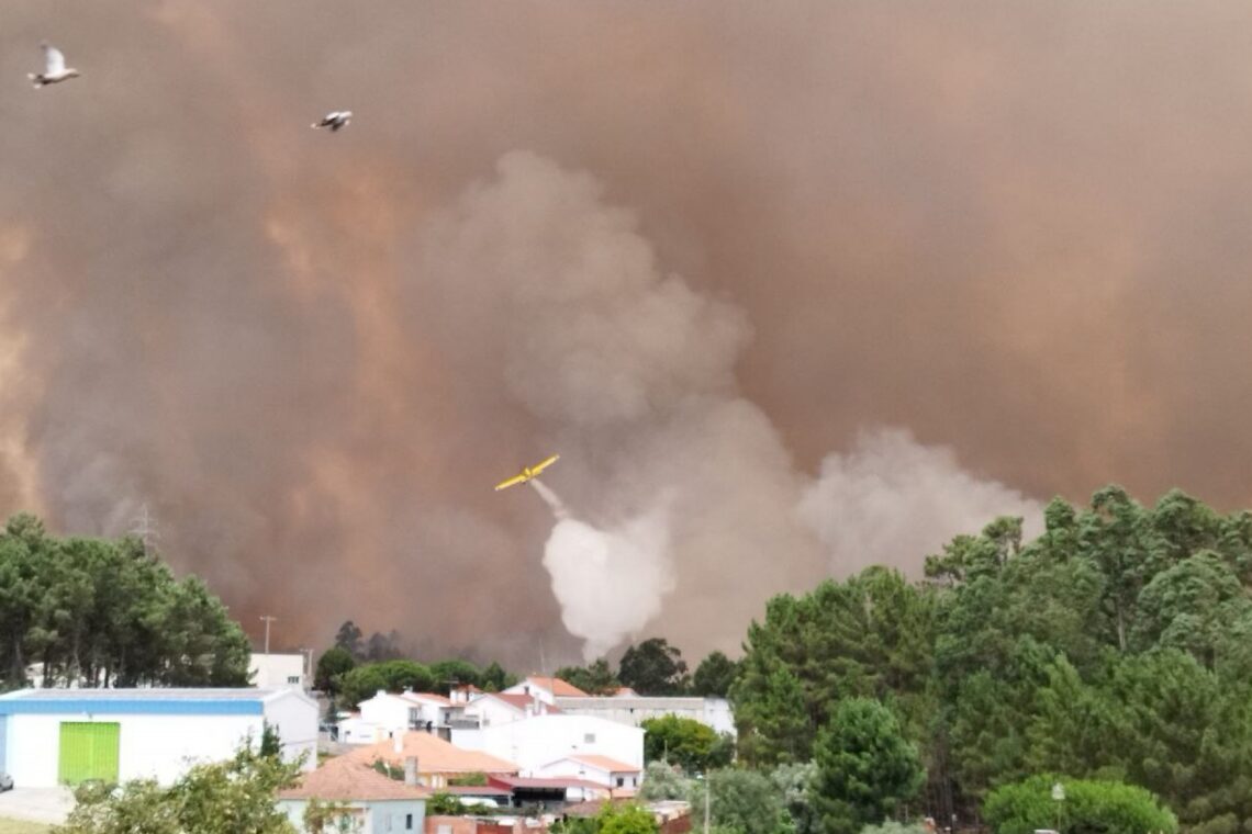Incêndio cortou o IC2 e a A1 na freguesia da Boa Vista