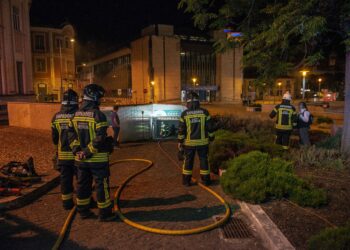 O fogo deflagrou ao final da noite de quinta-feira