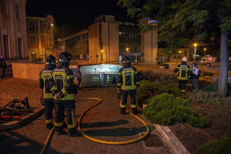 O fogo deflagrou ao final da noite de quinta-feira