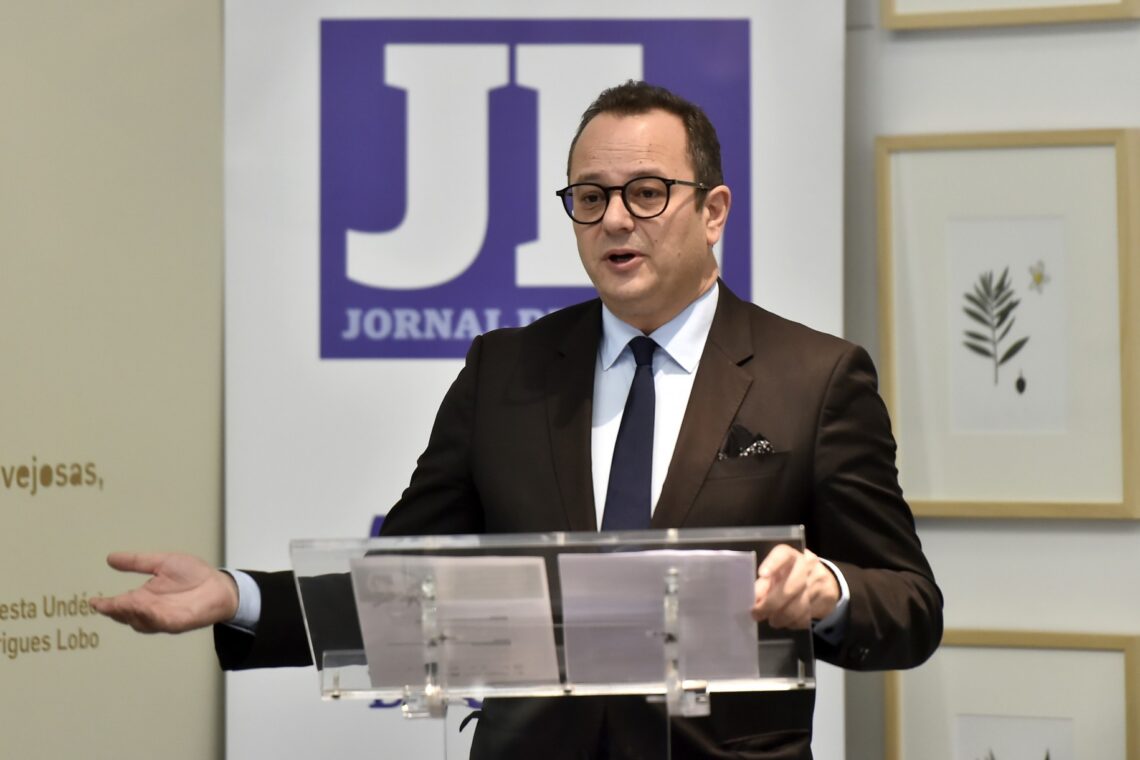 Presidente da Câmara de Leiria confessa-se divido entre a construção de uma nova estação e a adaptação da actual