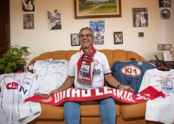 Todos os anos, Francisco Prior compra a camisola da época e tem inúmeros cachecóis