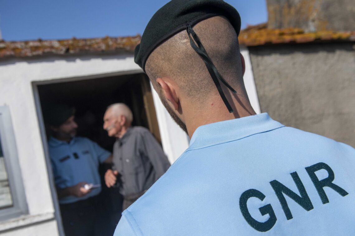 Os militares da GNR levam segurança, mas também uma palavra amiga a quem passa demasiado tempo sozinho