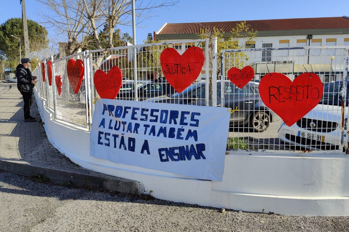 Professores colocaram, esta manhã, vários corações vermelhos no gradeamento da escola