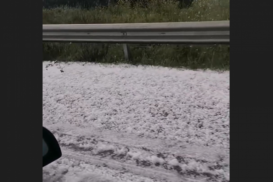 Acumulação de granizo junto ao IC2, na zona da Boa Vista