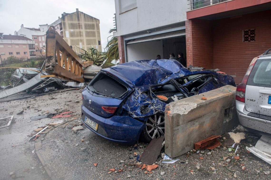Grua caiu sobre nove veículos no Vale Sepal e sobre uma varanda